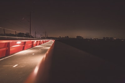 点燃的道路在夜间
